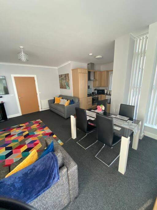 3 Bedroom Penthouse Apartment In לארן מראה חיצוני תמונה